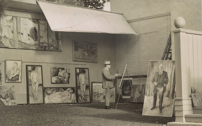  Edvard Munch: Edvard Munch i friluftsatelieret på Ekely, 1933. Foto © Munchmuseet