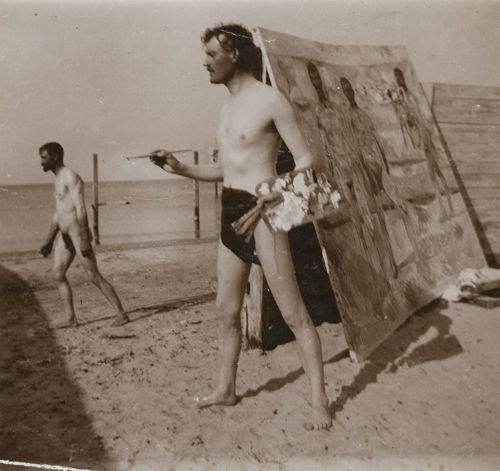 Edvard Munch: Edvard Munch på stranden med pensel og palett. Kollodion, 1907. Foto © Munchmuseet