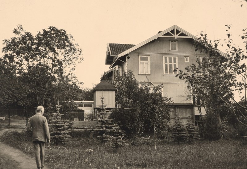 Edvard Munch i haven på Ekely. Foto: Inger Munch © Munchmuseet