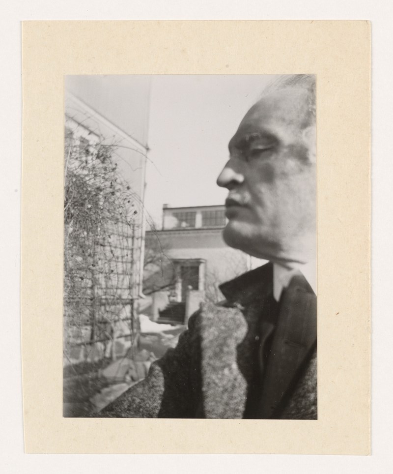 Edvard Munch i profil i hagen, med Vinteratelieret i bakgrunnen I, 1930. Foto: Edvard Munch. © Munchmuseet