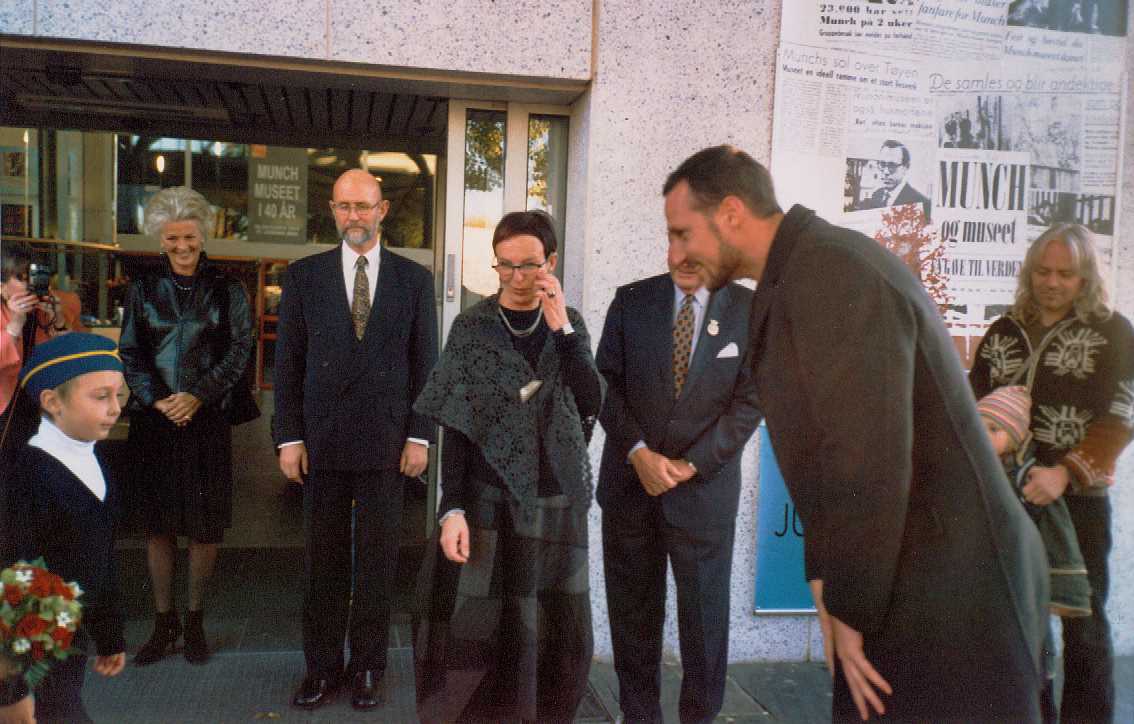 Kronprins Haakon hilser på musikanter fra Tøyen skoles musikkorps under Munchmuseets 40-årsmarkering i 2003. Foto @ Munchmuseet