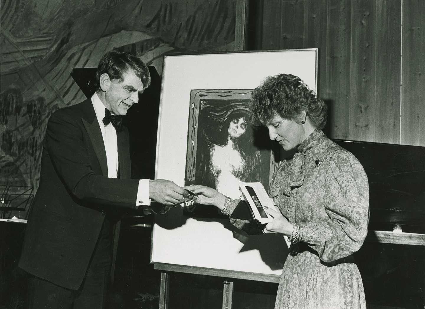  Former Director Alf Bøe and Crown Princess Sonja during the lottery that raised revenue for the Museum in the 1980s. Photo @ Munchmuseet