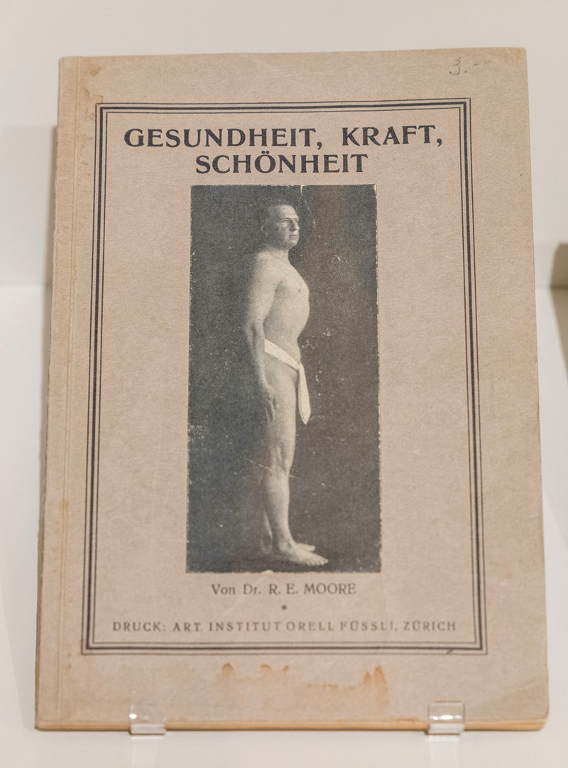 En gammel pamflett i gulnet papir. I coverbildet, som er svarthvitt, er en naken mann avbildet fra siden, med et lendeklede hengende fra midjen.